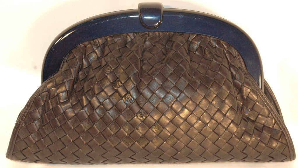 Vintage 1980s Bottega Veneta Navy Woven Lambskin Leather Lucite Frame Clutch Handbag Purse For Sale 4