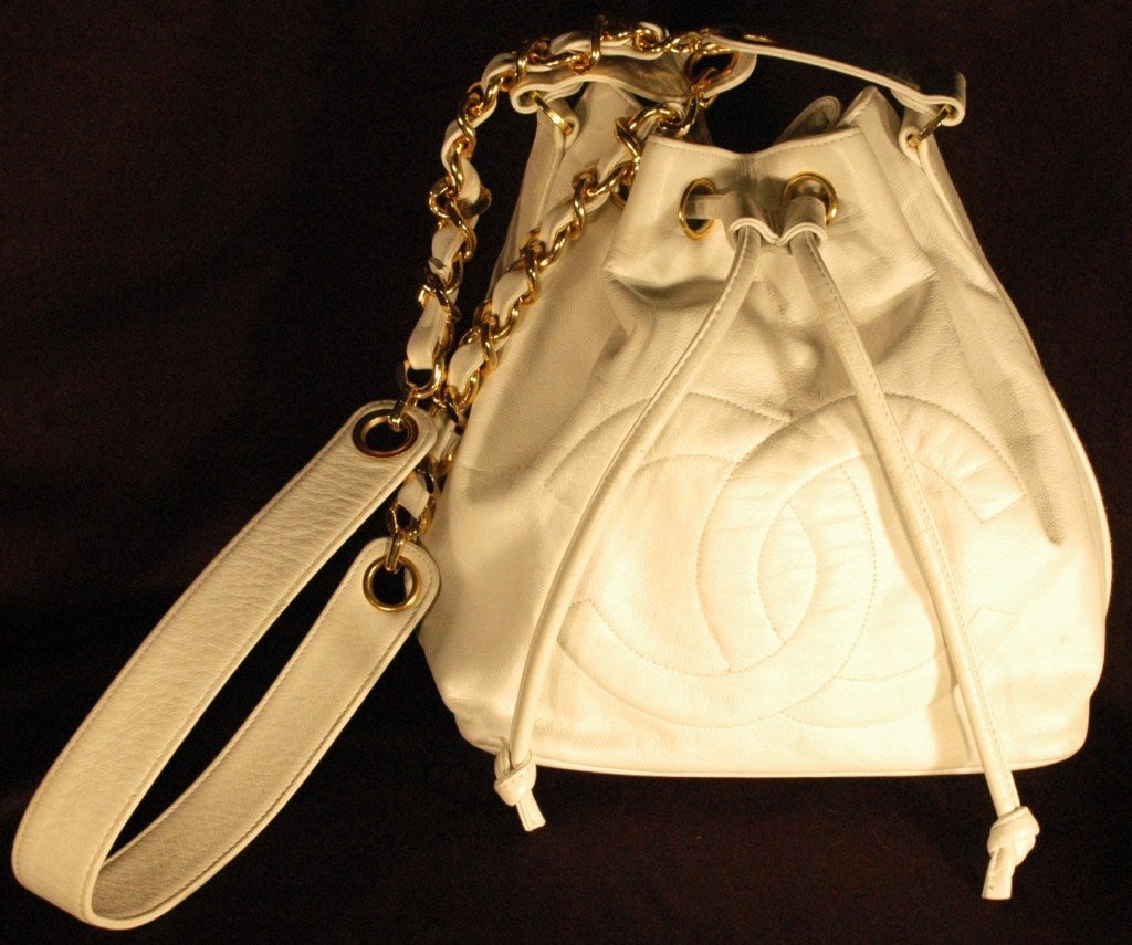This is a vintage 1990 Chanle white lambskin leather drawstring pouch with bright gold hardware in very clean condition! Made in Italy.
Measures:
9 x 8 x 6