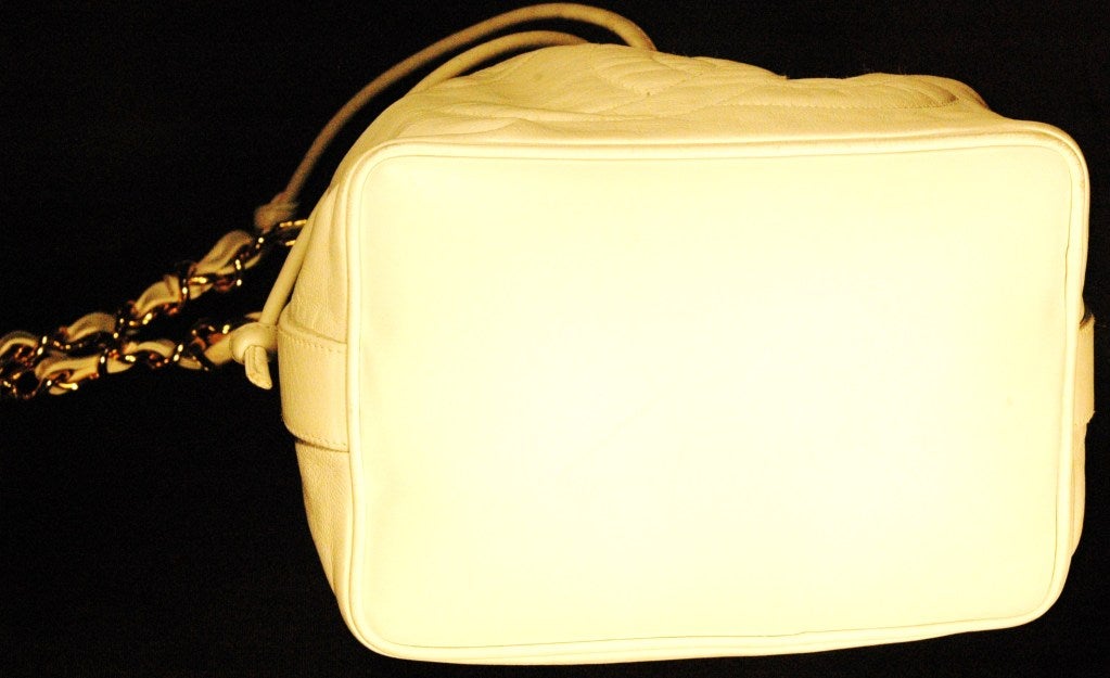Vintage 1990s Chanel white Lambskin Drawstring Pouch Tote Gold Hardware In Excellent Condition In Lake Park, FL