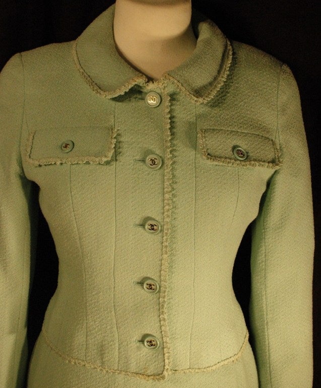 This is a vintage Chanel 1997 97P Jacket & SKirt mint green suit.  2 Front pockets  with jacket on Jacket, 3 butons on each cuff, 5 button up jacket
Size 38 
Fabric 84% wood 16% nylon, lining CC 95% silk 5% lycra