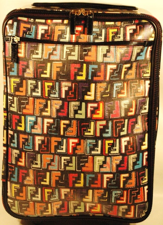 Questo è un trolley da viaggio Zucca multicolore di Fendi. Tela rivestita con loghi FF multicolore.
Ha uno scomparto esterno con cerniera e uno interno con cerniera.
Misura 21