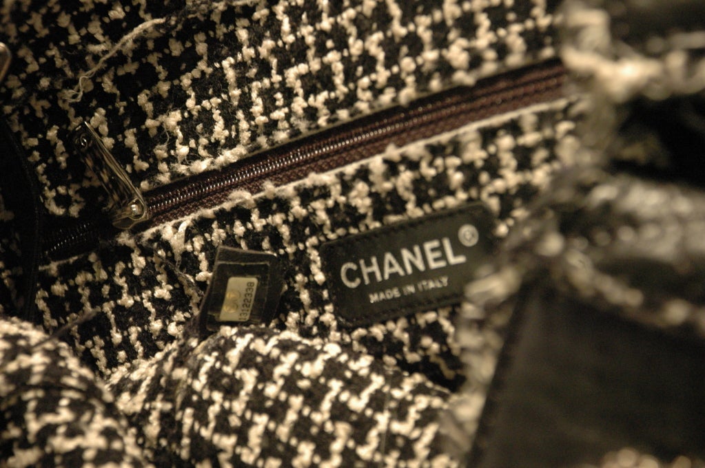 2009 Chanel Black Leather Tweed Fringed Piping & Lining Tote Handbag 2