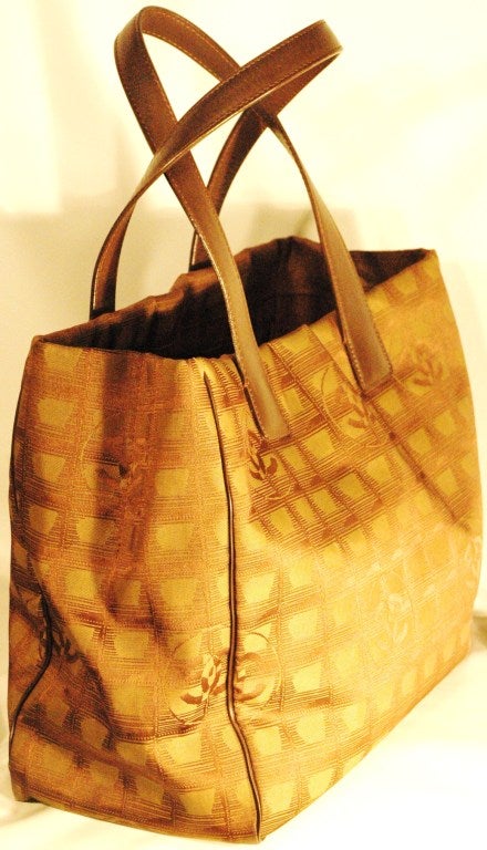 This is a Chanel olive & green canvas tote.
2 inner zipper pockets
Brown leather handles 8