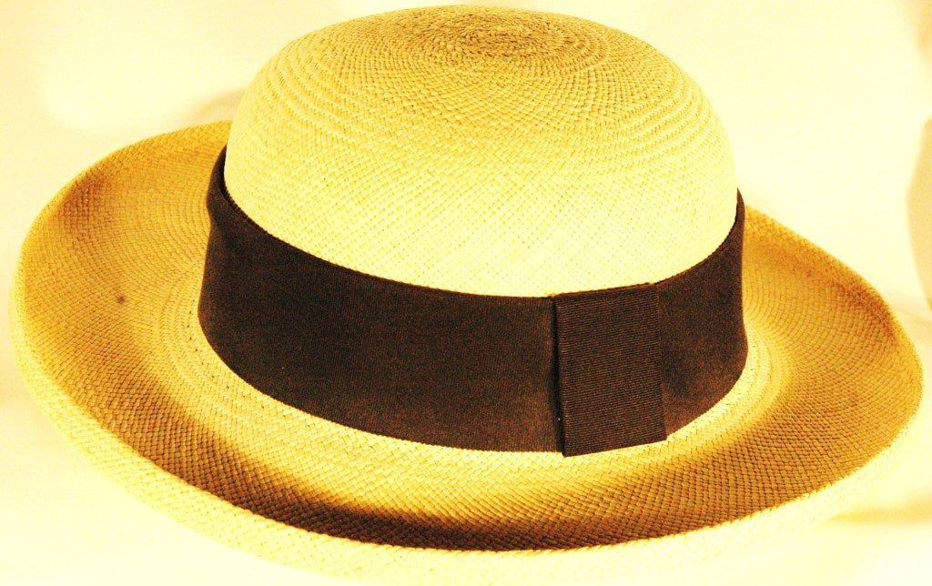 This is a vintage 1970s Yves Saint Laurent raffia hat with grosgrain ribbon hat.
Impeccible, no stains or marks of any kind.
Measures:
12