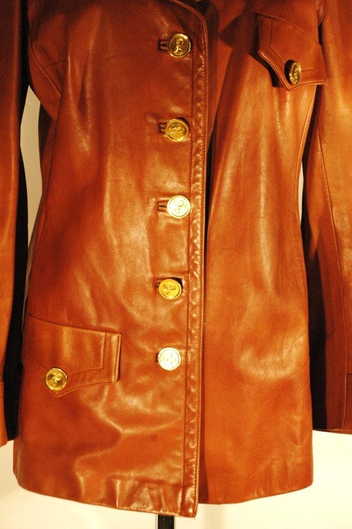 This is a vintage Robera Di Camerino tabacco brown leather jacket with gorgeous traditional R logo buttons and lining.  
Made in Italy
Sleeves cuffed 23