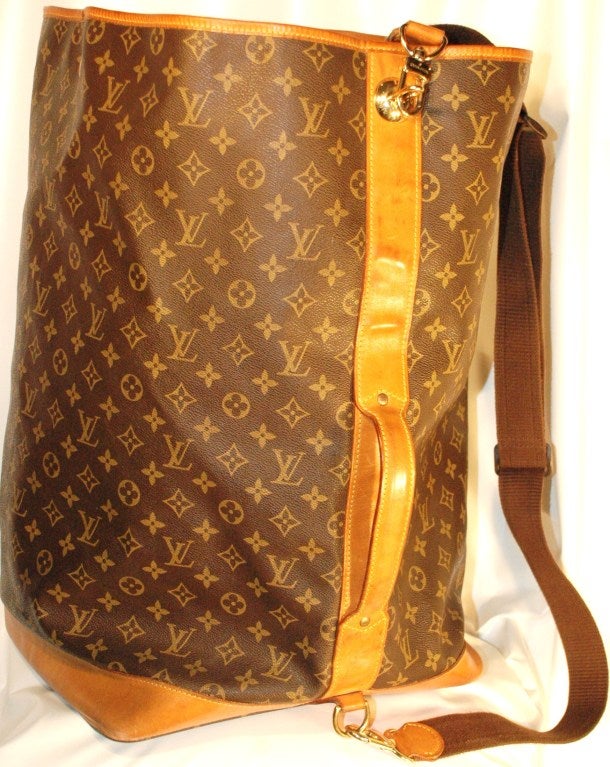 This is a rare vintage 1996 Louis Vuitton Sac Marin sailor duffle travel bag. Features a side handle and a crossbody thick strap with a fold over closure.
Made in France
Measures:
21