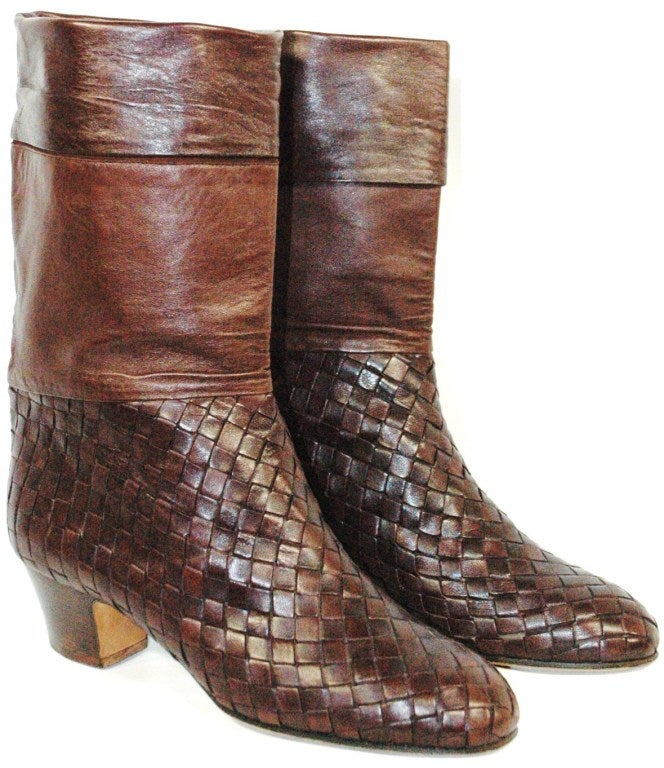 These are a pair of vintage Bottega Veneta brown leather woven boots with adjustible ankle fold over height.  Made in Italy
Size 37 1/2
2
