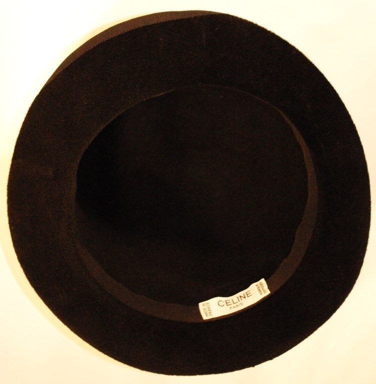 This is a vintage Celine wool felt bowler hat with grosgrain ribbon. Made in France
Measures:
11