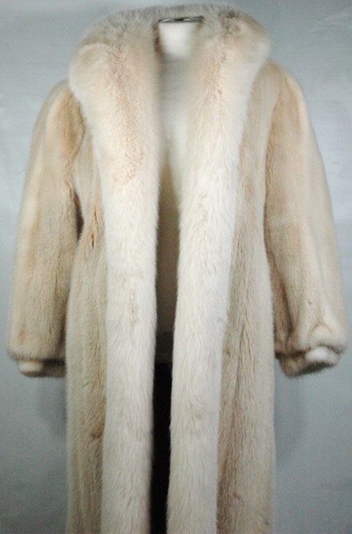 This is a gorgeous Oscar de la Renta blonde mink coat with fox callar trim all the way to the hem. 
Measurements:
bust 42
