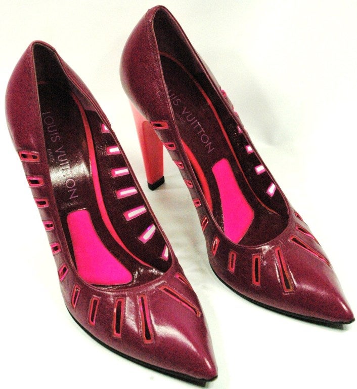 These are a pair of Louis Vuitton Cassis Pumps size 38.5 
Made in Italy