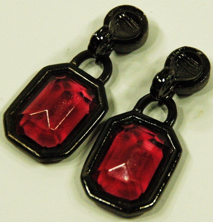 These are a pair of vintage Yves Saint Laurent jeweled dangle clip on earrings with gunmetal tone hardware.
Measure  1 1/2