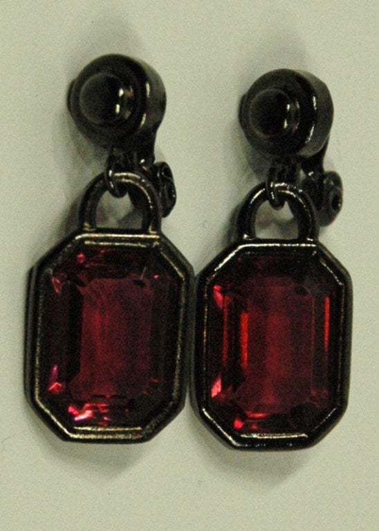 Vintage Emerald Cut Rudy Gunmetal Clip On Jewel Dangle Earrings In Excellent Condition For Sale In Lake Park, FL