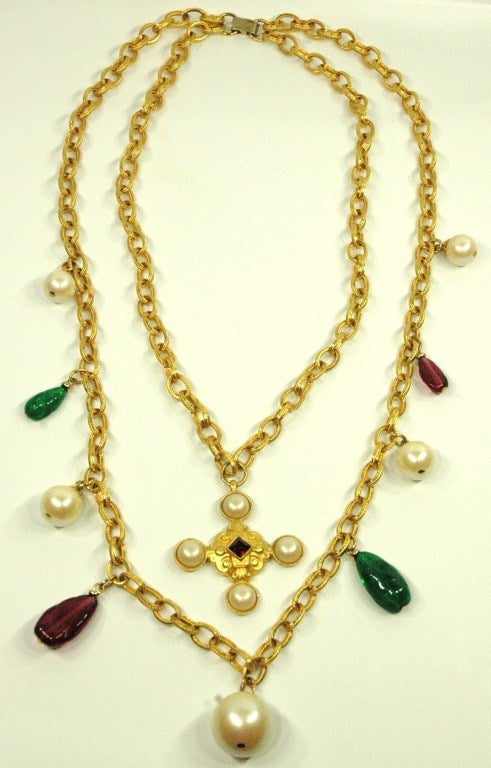 This is a rare Ben Amun shiney gold double layer multi strand chain with pearl and radiant red stone pendant and red and green dangling poured czech glass.
Measures 24