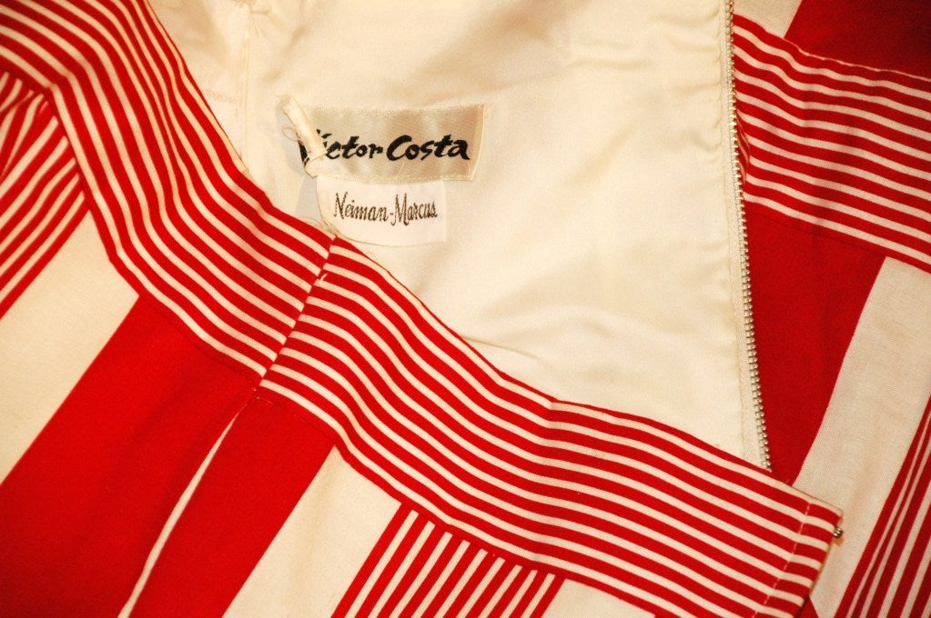 Este es un dulce vestido de tirantes vintage Victor Costa para Neiman Marcus, rojo y blanco, como el que lució Kristin David en la película Sexo en Nueva York 2.  Pecho 34