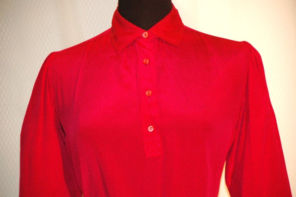 This is an incredible Yves Saint Laurent Rive Gauche red silk blouse with small polka dots print 100% silk size 40.
Measurements:
Bust 40