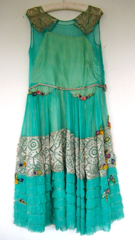 1920s silk chiffon gold lame lace ribbon rosette dress In Excellent Condition For Sale In Chicago, IL