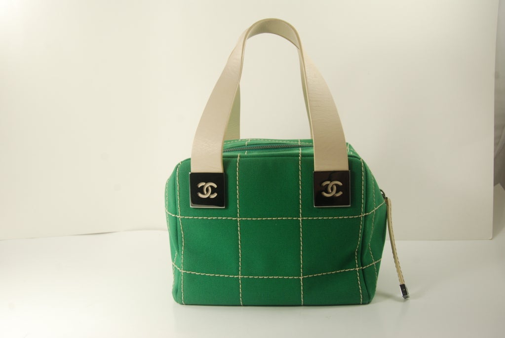 Wonderful green canvas handbag with white stitching and white handles. A great casual bag, great for the spring and summer.

The white leather handles go from 1