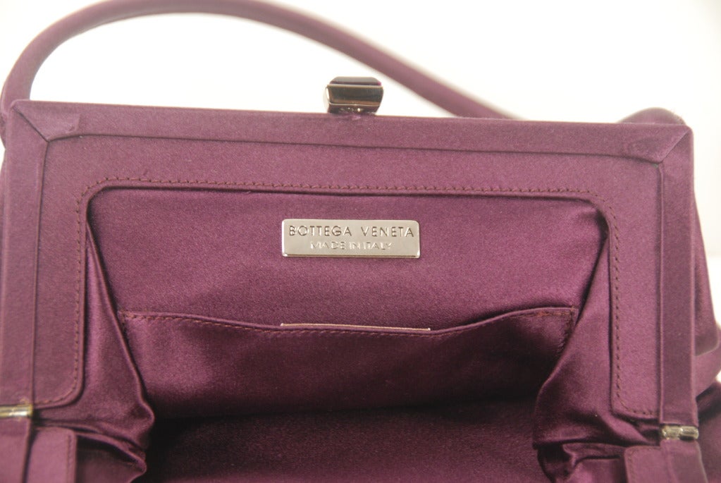 Bolso de noche con cuentas moradas Bottega Veneta en Excelente estado para la venta en New York, NY