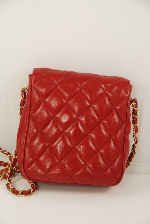 Chanel quilted shoulder bag from the 1980s in a vibrant red lambskin. The chain has a 17