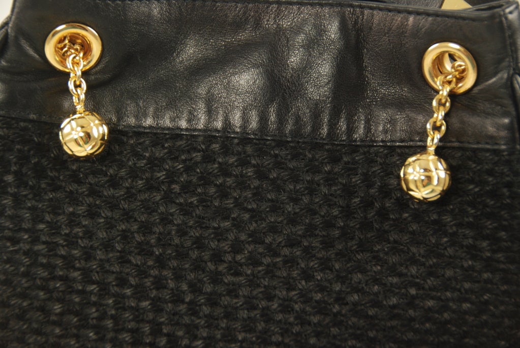 Women's Bottega Veneta Black Shoulder Bag in Leather and Woven Fiber