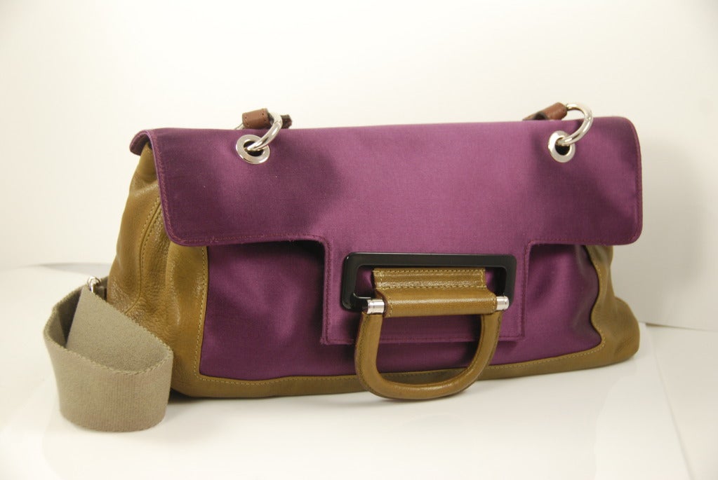 Lanvin Sac Fermoir in violet satin and olive green leather. The fabric strap is khaki. The strap has a 24