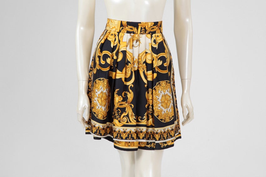 90’s two layers of  baroque-inspired scarf print skirt. Side zipper on the right side and fully lined. Beautifully patterned in the baroque style that Gianni Versace was famous for. This skirt is a rare and iconic piece.

Fits approx. : US 2-6 /