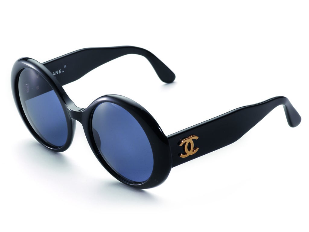 Iconic ‘70s Chanel Black Round Sunglasses with Gold-tone CC Logo on both temples in excellent condition.
14.5 cm width
6 cm height