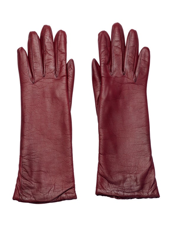 Highly elegant Christian Dior Gloves in Feminine and Soft Bordeaux Lamb’s Leather in very good condition.
Size 6
27.5 cm total length