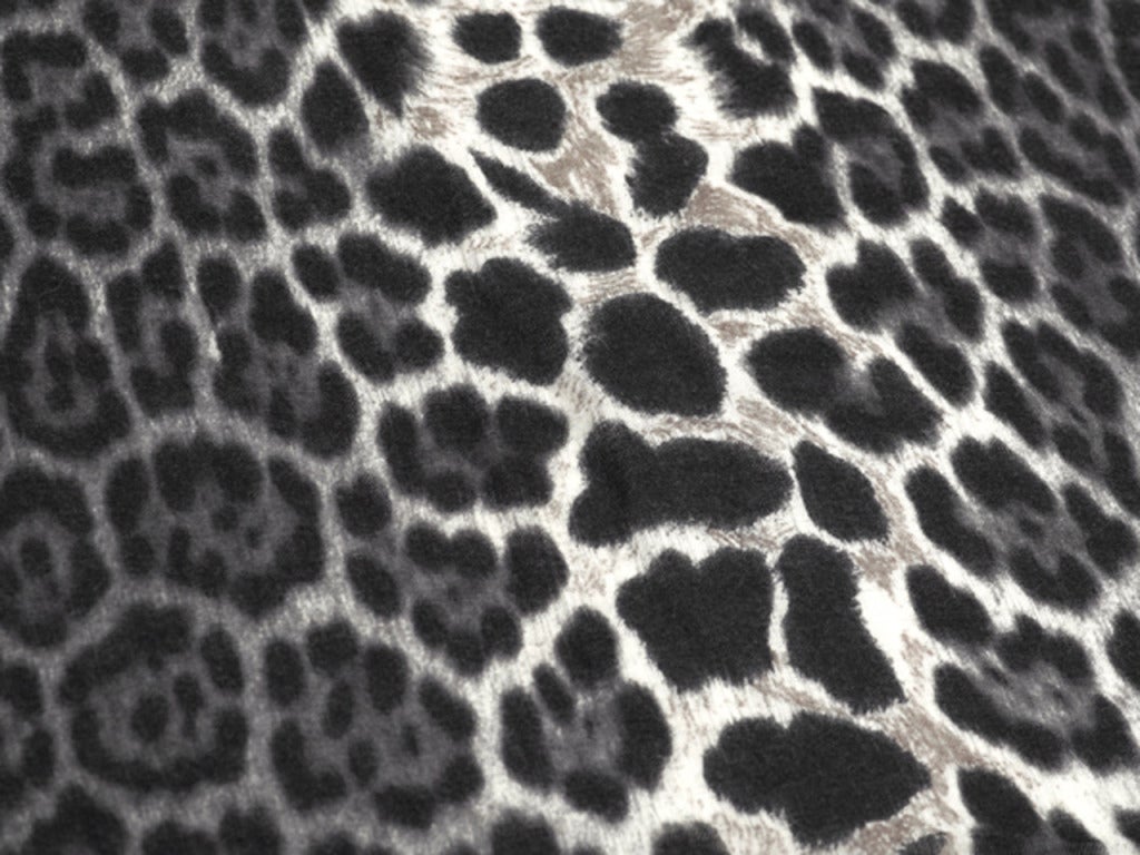 A fabulous Yves Saint Laurent Grey-Brown-Black Leopard Print Scarf in Virgin Wool and Cashmere in excellent condition. A piece which makes your style unique.
165 x 126 cm