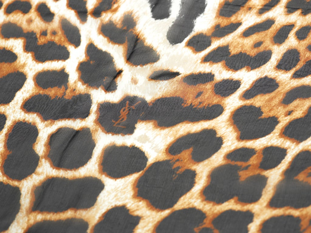 A fabulous and ever sexy Yves Saint Laurent Ochre-Brown-Black Leopard Print Scarf in very good condition. The perfect piece for your buoyant spring wardrobe.
100% Silk
135x135 cm