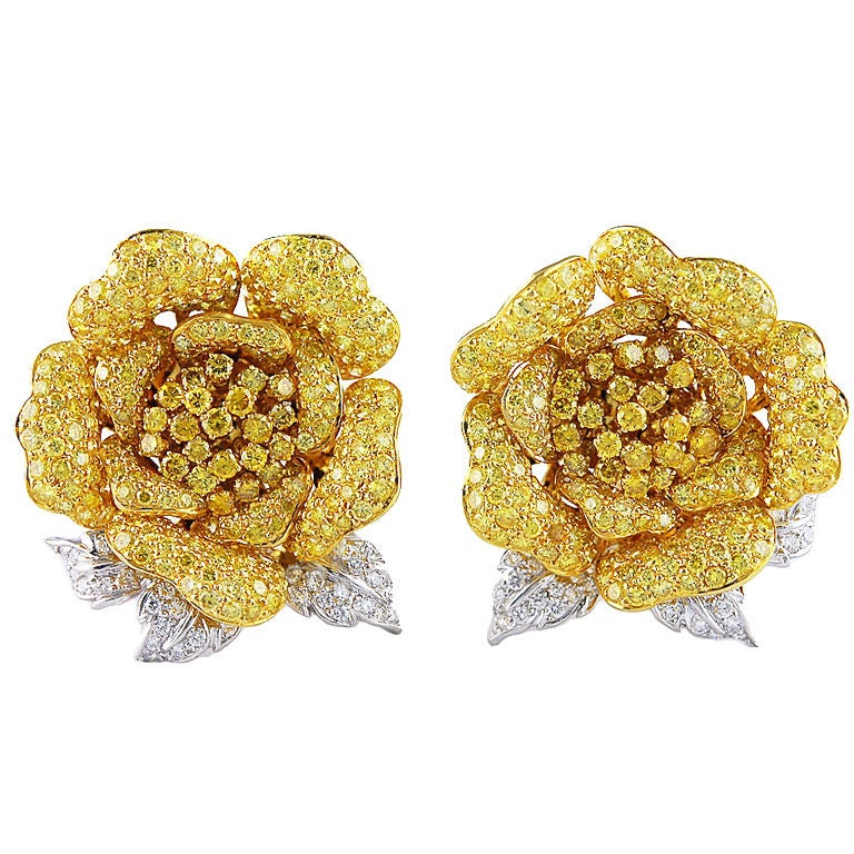 Fancy Natural Yellow Diamonds en Tremblant Rose Earclips For Sale