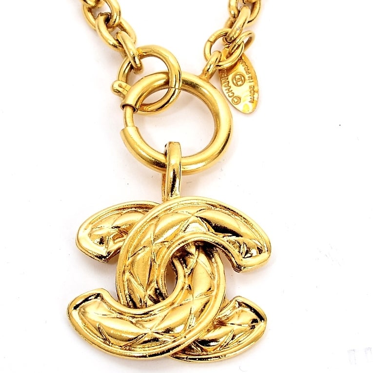 Chanel vintage goldtone quilted iconic CC removable pendant on goldtone chain link necklace

Goldtone metal

Spring-ring and ring closure

Stamped Chanel Made in France (early 1980s)

Necklace length: 22.5in w/o pendant; drop - 11in w/o