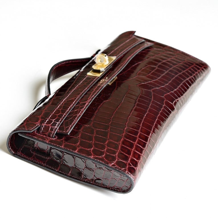 Hermes Bordeaux Shiny Niloticus Crocodile Kelly Cut with Gold Hardware In New Condition In New York, NY