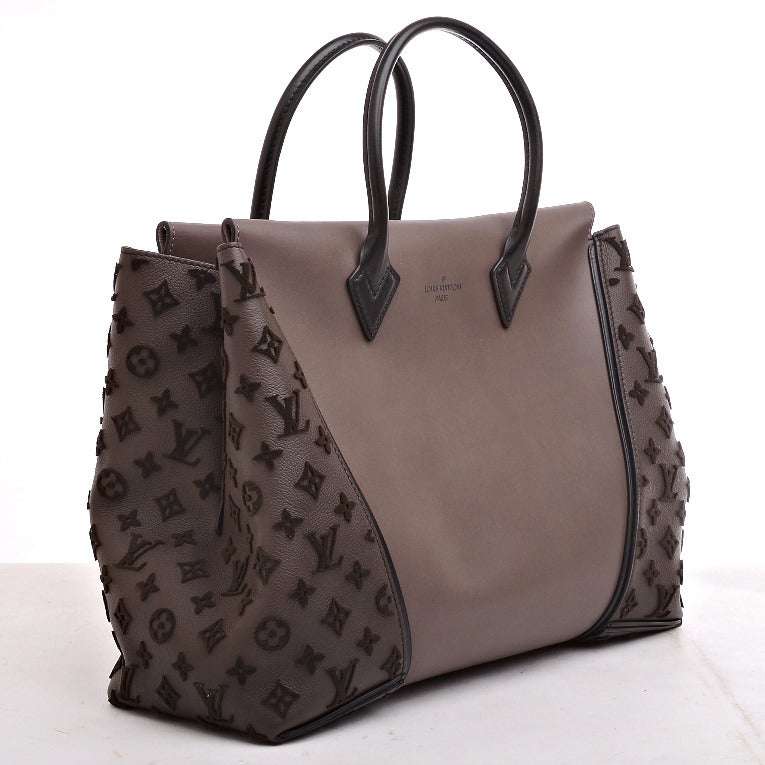 Louis Vuitton W GM of Gris (Grey) Cuir Orfevre calfskin and expandable Veau Cachemire tufted Monogram pattern, golden brass hardware, smooth black leather trim, tonal stitching, hidden magnetic closure and double rolled handles, and light brown