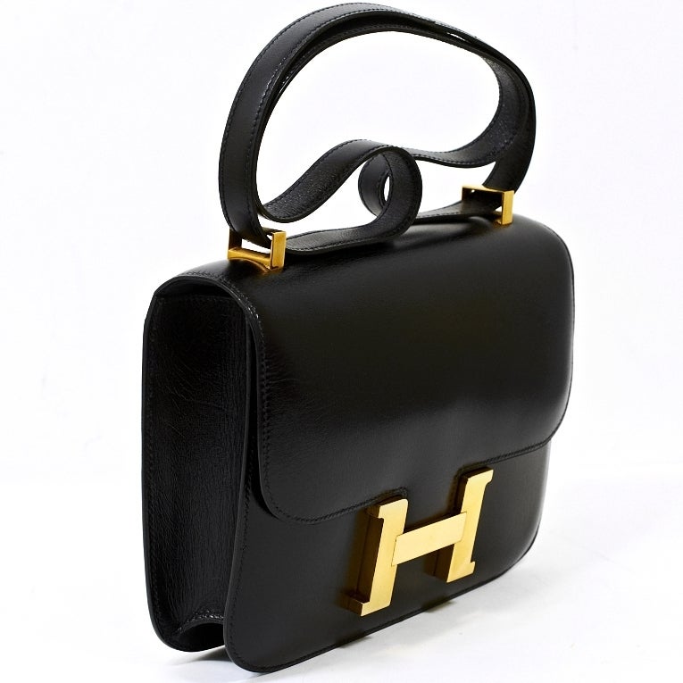 Hermes vintage Black calfskin leather Constance 23cm with tonal stitching, gold hardware, and adjustable shoulder strap.

Collection: T circle (1990)

Origin: France

Condition: Vintage – mint (evidence of very minor handling on hardware