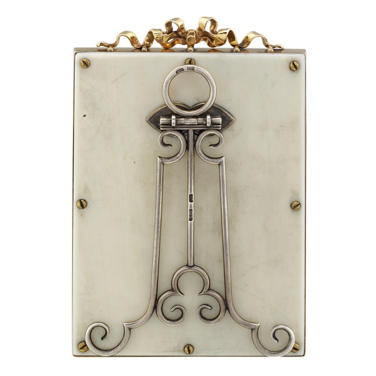 Ein bedeutender Gold- und Emailrahmen von Fabergé. Der Rahmen besteht aus einer ovalen Glasfotoscheibe mit Gelbgoldumrandung in einem rechteckigen Rahmen, der mit feinem lilafarbenem Email und einem in den Motor eingedrehten Hintergrund versehen