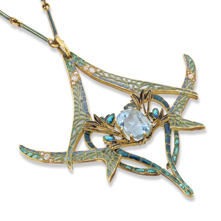 Important pendentif libellule de René Lalique, serti au centre d'une aigue-marine de forme coussin, dans un cadre ouvert de quatre libellules opposées décorées d'ailes en émail plique-a-jour, rehaussées de diamants circulaires et taillés en rose, à
