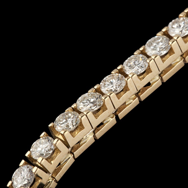 18ct yellow gold supple line bracelet set with 49 brilliant-cut diamonds for approximately a total weight of 6 carats. Prong setting. Box clasp and safety.
Lenght : approx. 18.6 cm .(7.32 in.)
Gross weight : 20.1 g. (0.70 oz)

Supposed quality