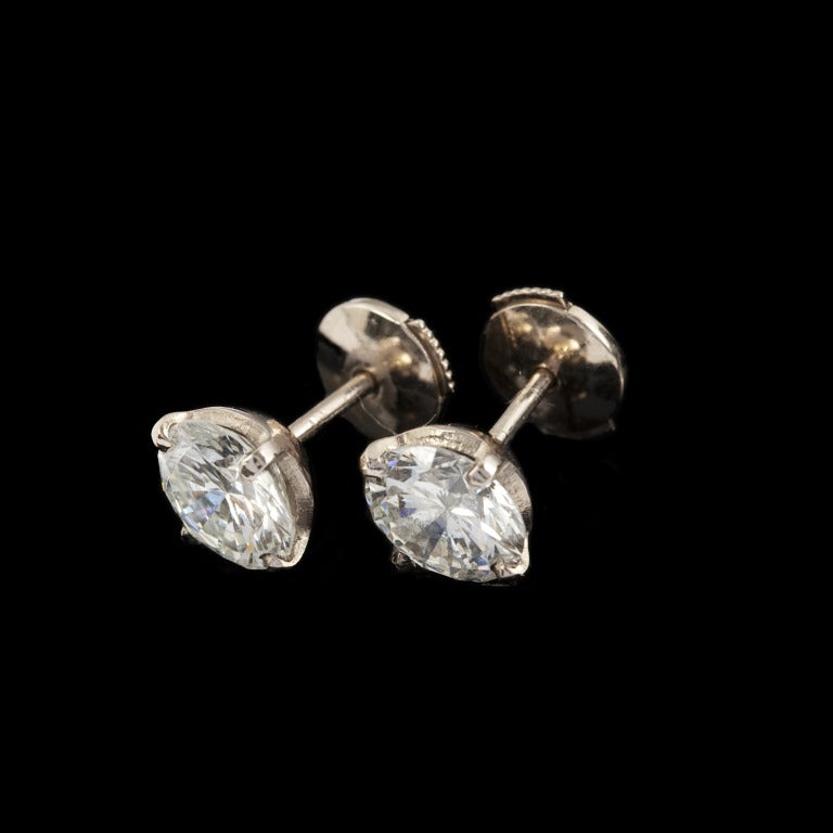 Pair of white-gold (750 millièmes) ear studs.

Each stud is ornated with one diamond:
- One diamond of 1 carat
Colour: G
Clarity: VVS2
Report N° 222994 from Laboratoire Français de Gemmologie (a French gemology lab)
- One diamond of 1,02