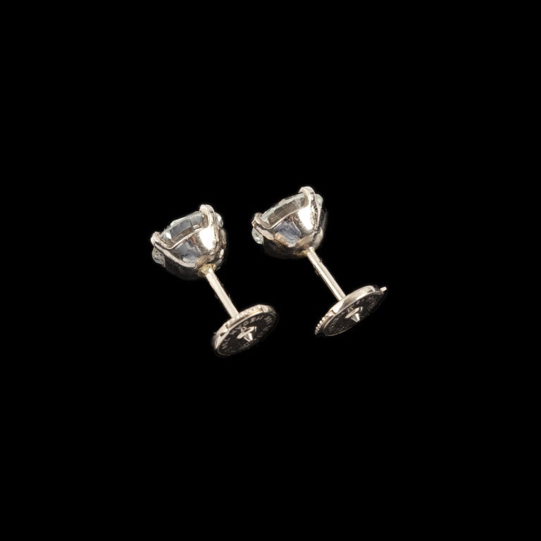 Pair of Diamond Ear Studs In Good Condition For Sale In Paris, IDF