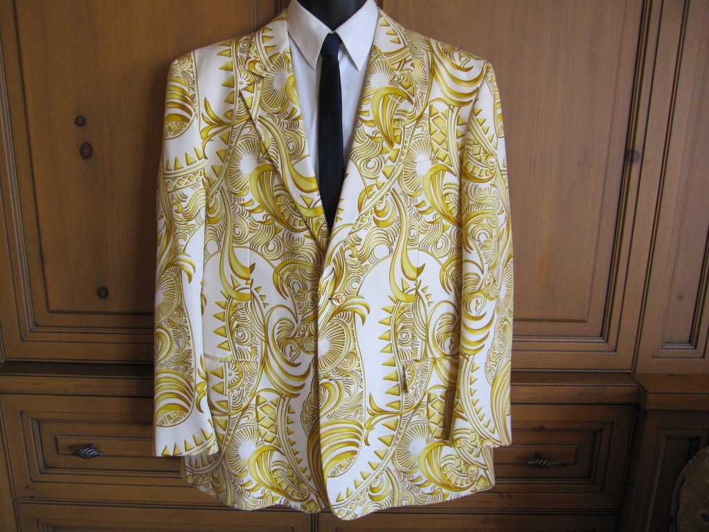 Gianni Versace vintage men's Baroque silk men's blazer.
Sz 54 (US 44)
Chest 48
Sleeve 24