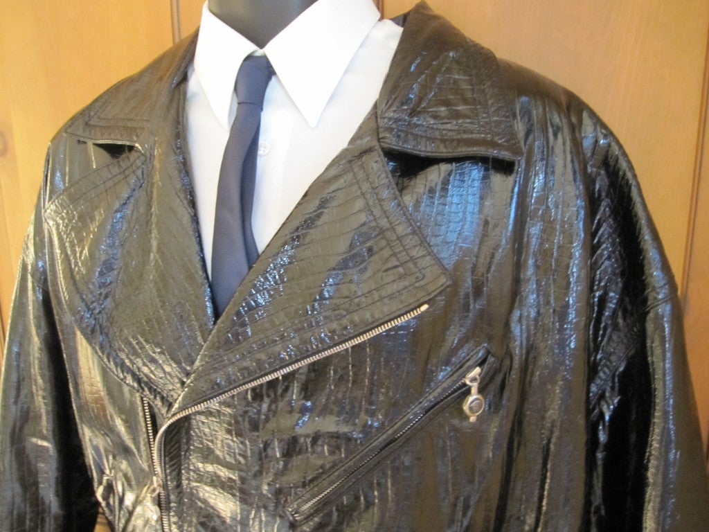 Gianni Versace rare 1984 Alligator embossed Patent leather Motorcycle Jacket
Golden Medusa head lining, greek key motif belt hardware and Medusa Head zipper pulls


In excellent Condition
Sz  52 R  (US 42R)
Chest  52