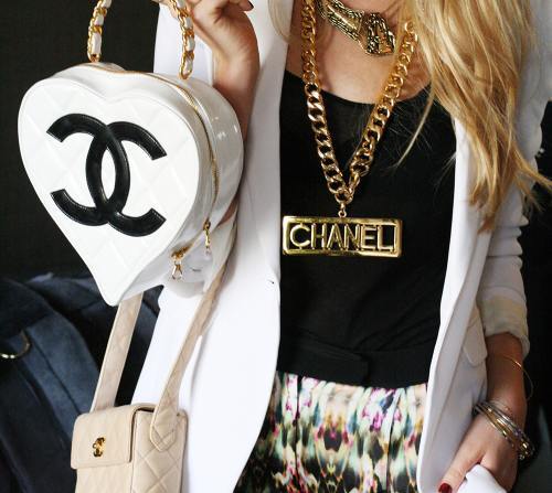 Chanel white quilted lambskin heart bag Resort 2009

White quilted leather heart-shaped tote with black logo accents and gold-tone hardware. Includes box, dustbag and authenticity card. Serial number is 3346049.



Measurements: Handle Drop