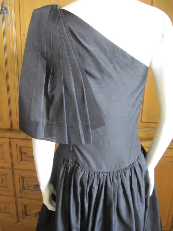 Chanel elegant vintage one shoulder gown with large bow detail 4
