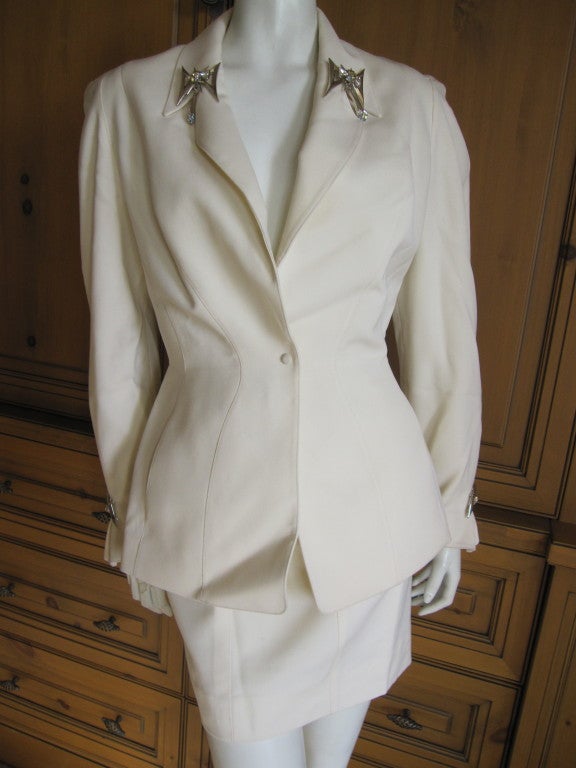 Thierry Mugler crisp white suit with four bold jewels
vintage Ivory suit with big bold jewel adornments
Sculpted so beautifully , as only Mugler did
 sz 42

Bust 42
