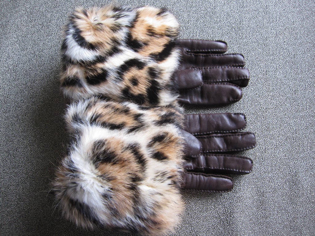Hermes men's cashmere lined leather gloves w leopard print fur
Marked size 8