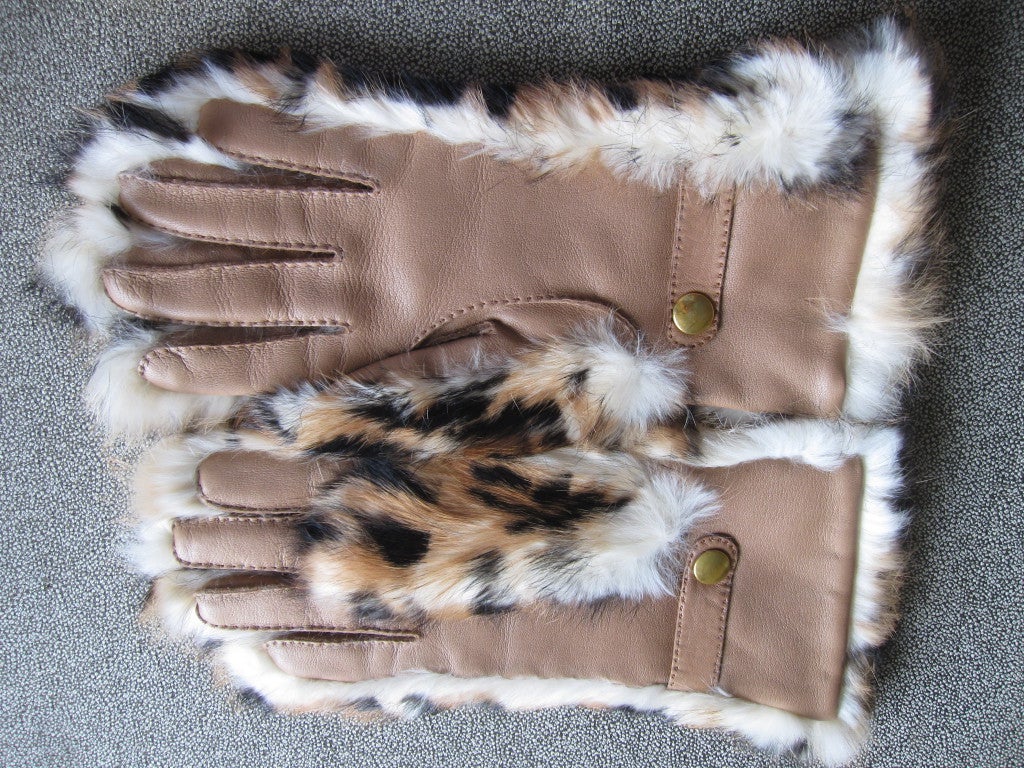 Hermes men's cashmere lined leather gloves w leopard print fur.
Marked size 8