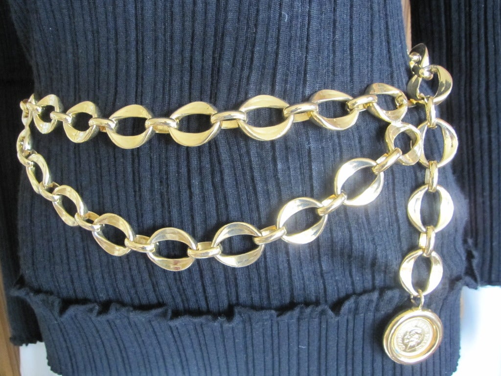 Chanel bold chain belt with Coco medallion In Excellent Condition For Sale In Cloverdale, CA