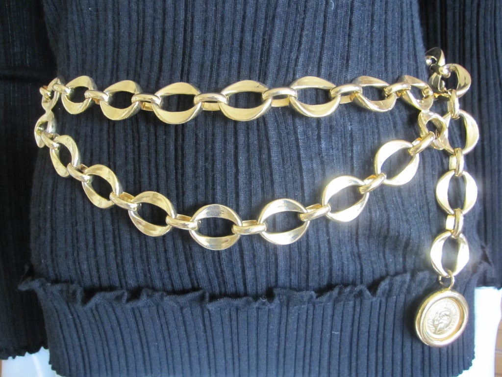 Women's Chanel bold chain belt with Coco medallion For Sale