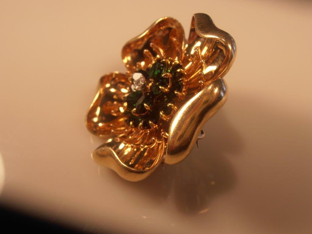 Tiffany & Co. vintage 18kt Gold Doogwood Brooch with Tourmalines In Excellent Condition In Cloverdale, CA